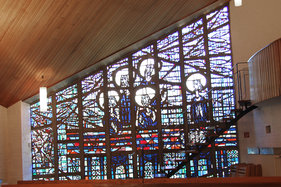 Ein Kirchenfenster in der Heilig-Kreuz-Kirche in Börnsen