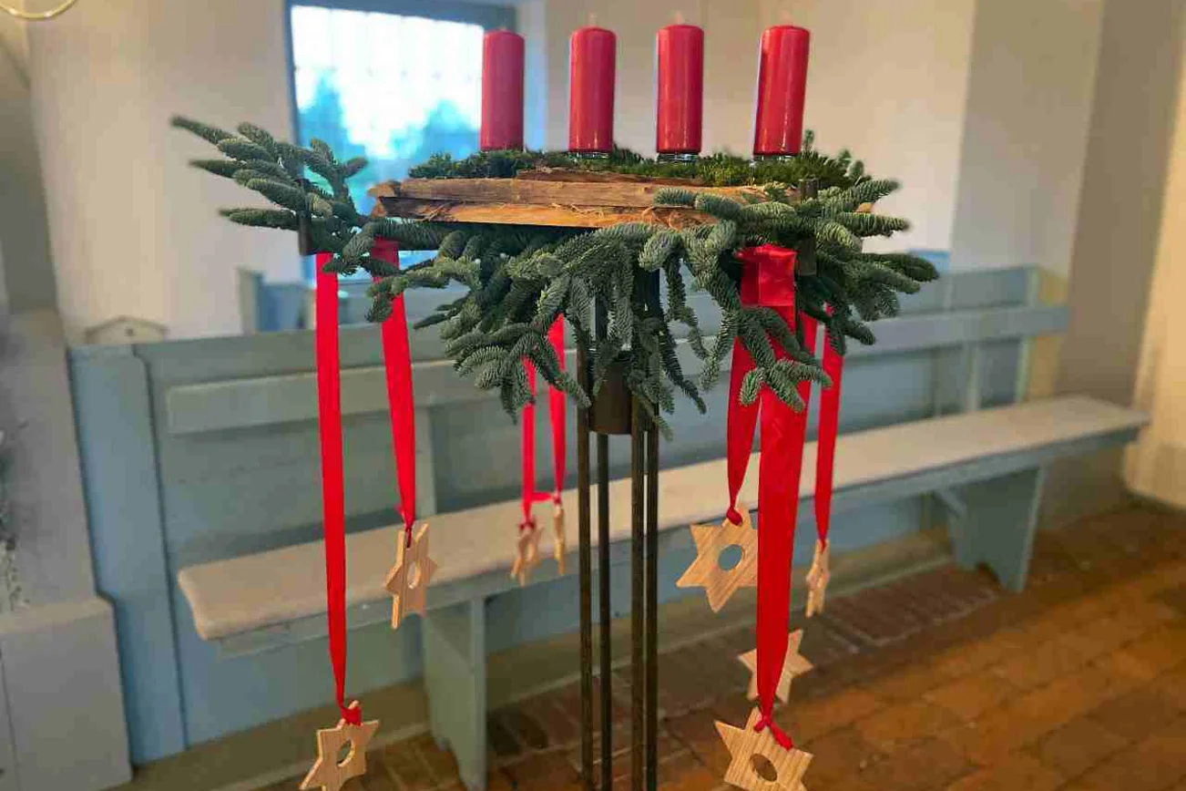 Adventskranz in der St.-Nikolai-Kirche Hohenhorn