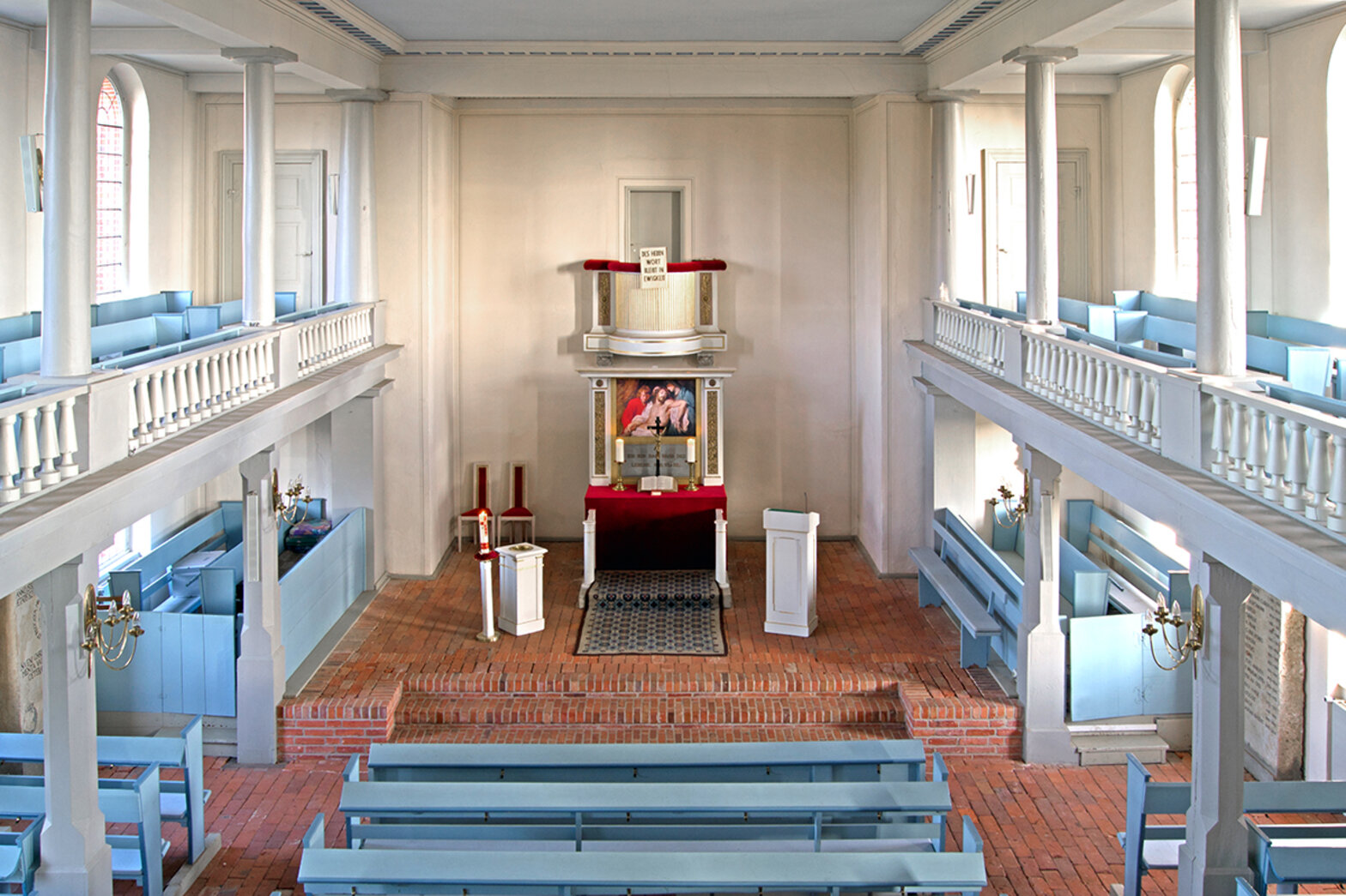 Der Altarraum der St.-Nikolai-Kirche Hohenhorn, Blick von der Empore