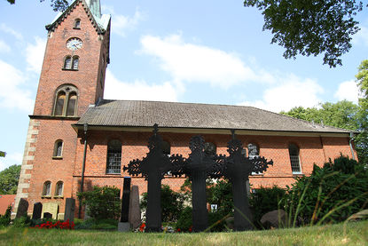 Drei Metallkreuze vor der St.-Nikolai-Kirche in Hohenhorn - Copyright: Ev.-Luth. Kirchenkreis Lübeck-Lauenburg