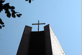 Turm und Turmkreuz der Heilig-Kreuz-Kirche in Börnsen