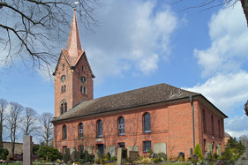 Außenansicht der St.-Nikolai-Kirche Hohenhorn, von der Seite gesehen