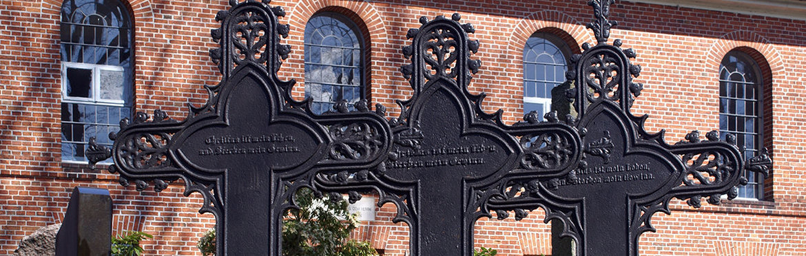 Metallkreuze vor der St.-Nikolai-Kirche Hohenhorn