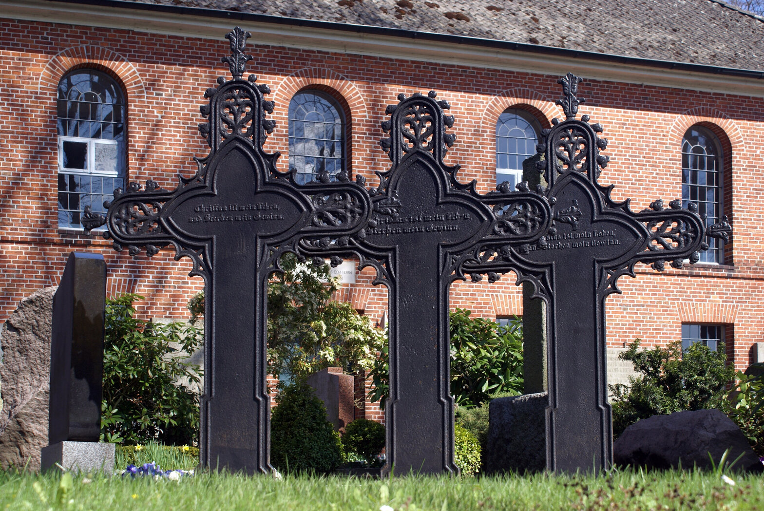 Metallkreuze vor der St.-Nikolai-Kirche Hohenhorn