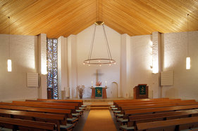 Innenansicht der Heilig-Kreuz-Kirche in Börnsen mit Blick auch den Altar