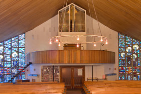 Innenansicht der Heilig-Kreuz-Kirche in Börnsen mit Blick auf die Orgel
