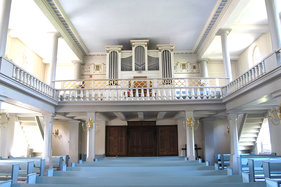 Innenansicht der St.-Nikolai-Kirche Hohenhorn, Blick auf die Orgel