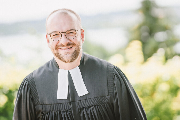 Pastor Thomas Moll im Talar