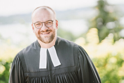 Pastor Thomas Moll im Talar