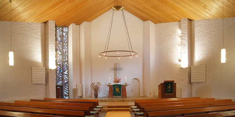 Innenansicht der Heilig-Kreuz-Kirche in Börnsen mit Blick auch den Altar