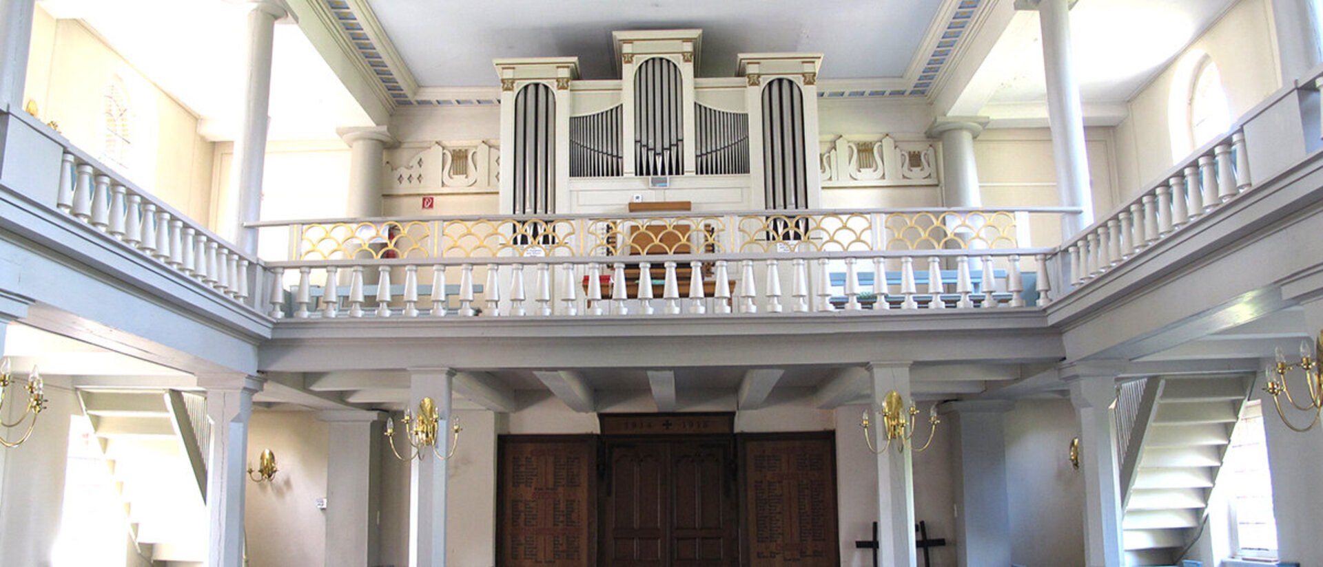 Innenansicht der St.-Nikolai-Kirche Hohenhorn, Blick auf die Orgel