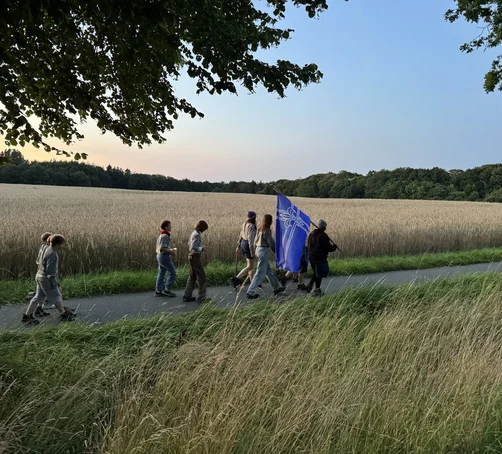 Pfadfinder in der Natur auf Wanderung