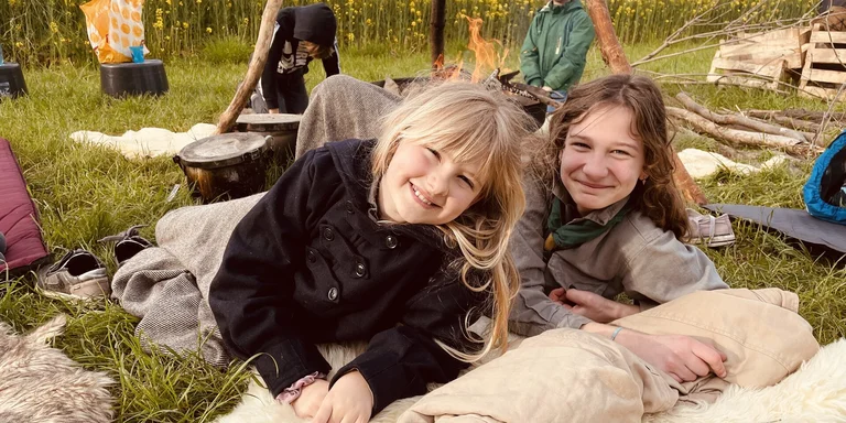 Im Pfadfinderlager am Lagerfeuer