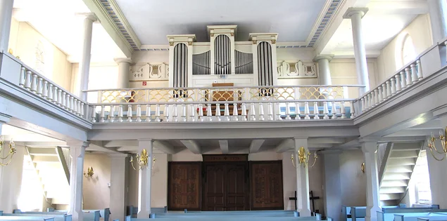 Innenansicht der St.-Nikolai-Kirche Hohenhorn, Blick auf die Orgel